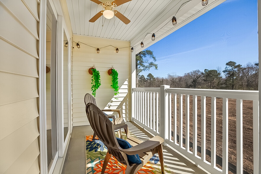 Building Photo - 1234 River Oaks Dr