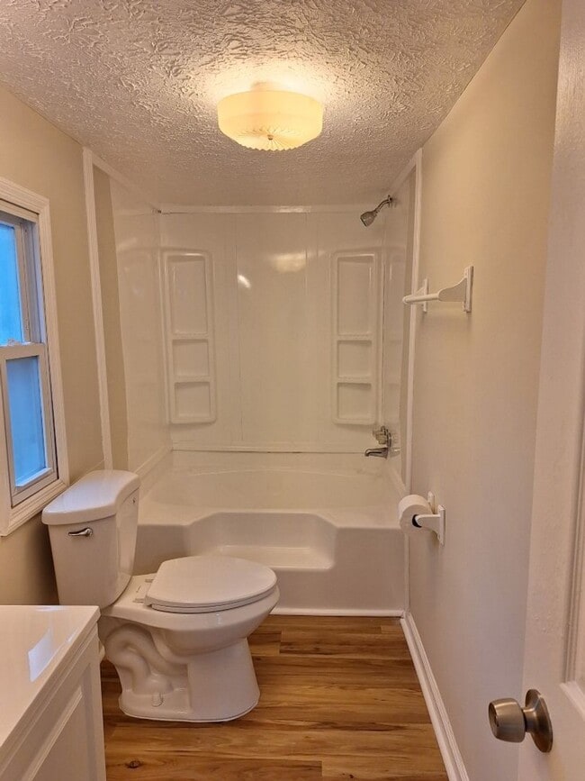 Building Photo - Country Living at its Best!!