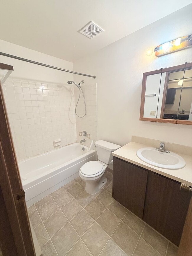 Building Photo - 512 E Mission Ave