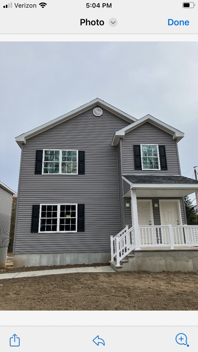 Separate Entrances - 31 Lakeside Blvd