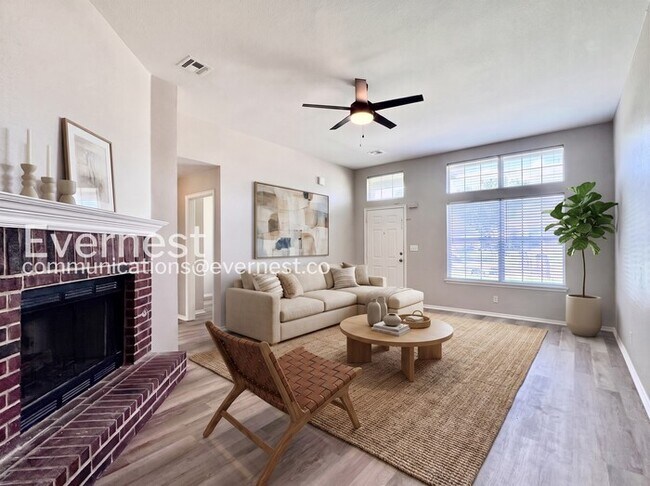 Building Photo - 3 Bed/2 Bath Home with Fenced Yard & Garage / Pet-Friendly / Available Now!