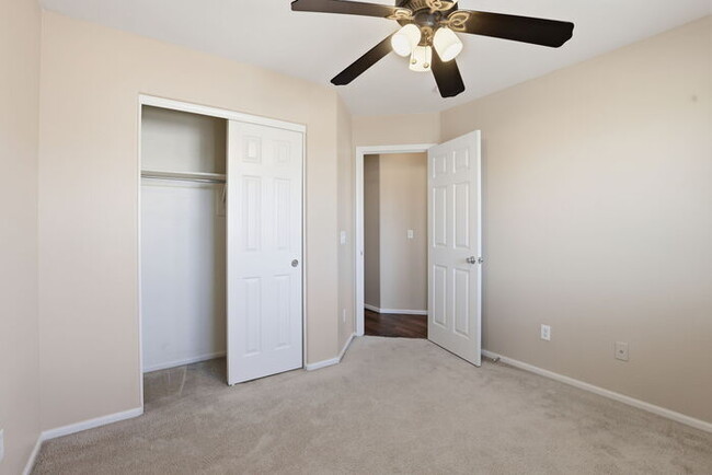 Building Photo - 981 S Deerfield Ln