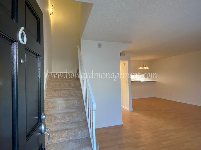 Building Photo - Gorgeous townhouse with balcony and privat...