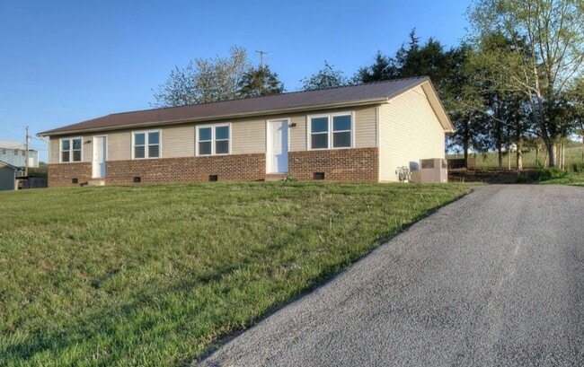 Building Photo - 2 Bedroom/ 1 Bath Duplex convenient locati...