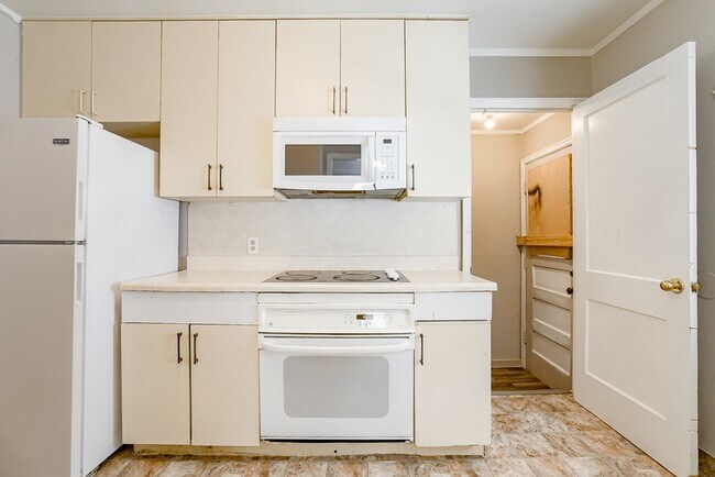 Building Photo - 6905 N 33rd St