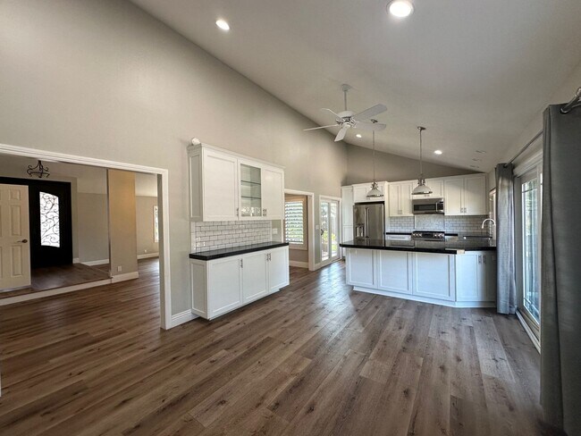 Building Photo - Stunning 4+2 Pool Home Home In Westlake Hi...