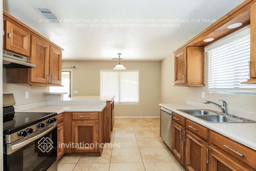 Building Photo - 8321 W Avalon Dr