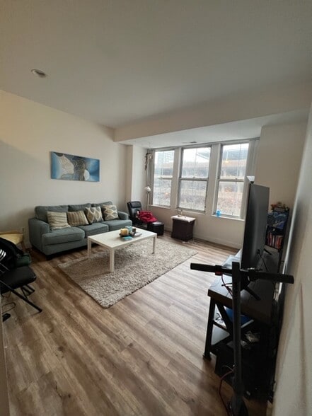 Building Photo - 196 Crown St