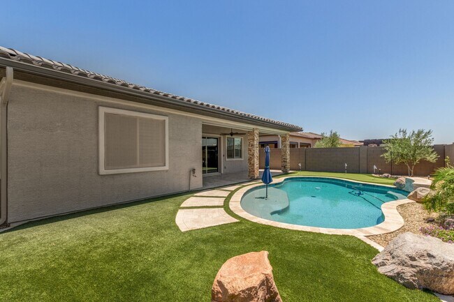 Building Photo - Beautiful 3 bedroom with pool in Cantamia!