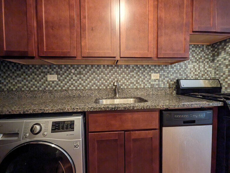 Building Photo - 557 W Arlington Pl