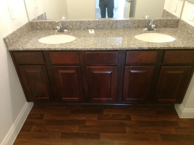 Building Photo - ***MOVE IN SPECIAL*** 3 Bedroom 2 bathroom Northwest condo