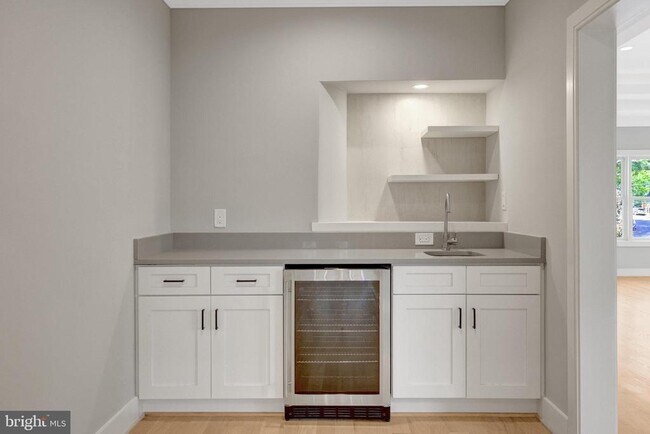 Building Photo - 6226 Kellogg Dr