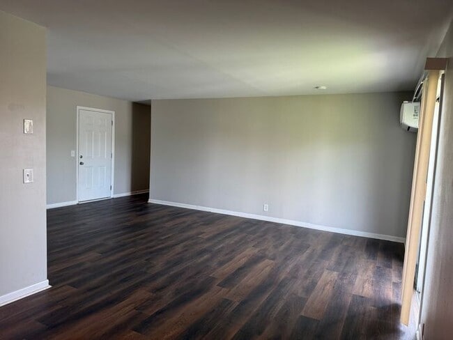Building Photo - 2 Bedroom Unit was recently renovated. Liv...