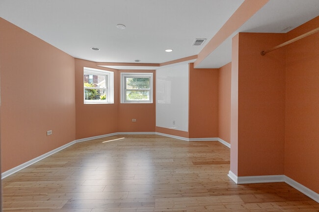 Building Photo - 928 W 32nd St