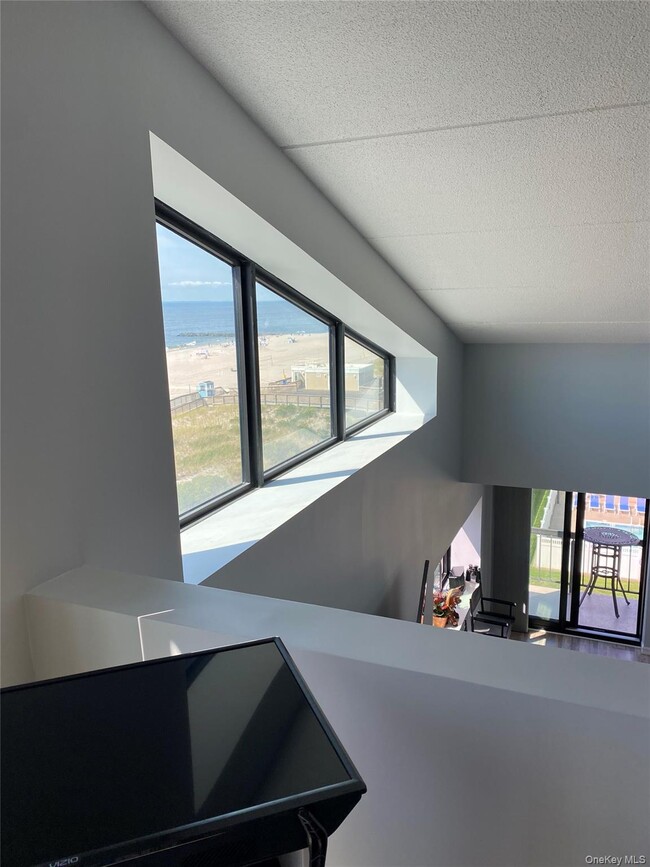 Building Photo - 750 W Broadway