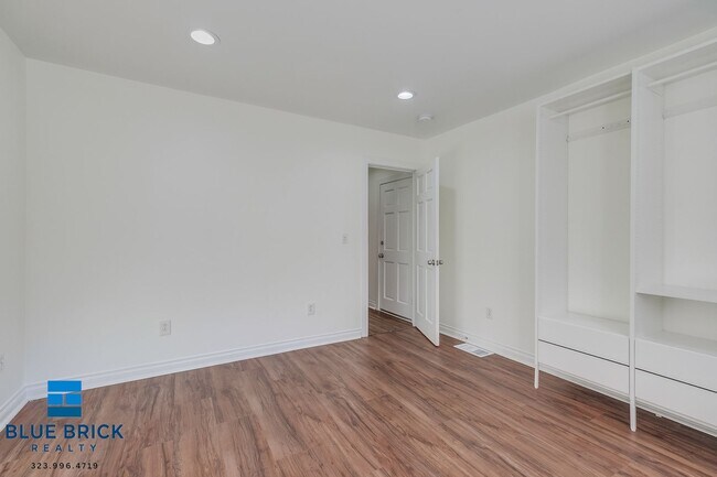 Building Photo - 1223 N Bronson Ave