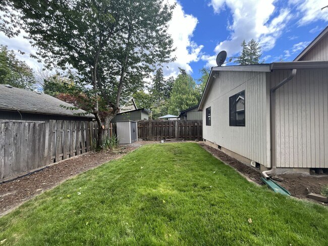 Building Photo - Comfortable Single-Level Living in Southwest Portland with Vaulted Ceilings, Spacious Backyard & ...