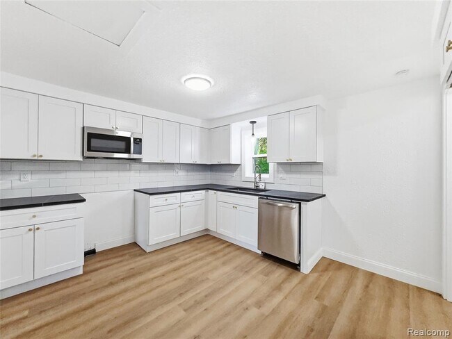 Building Photo - 2124 Bernice Ave