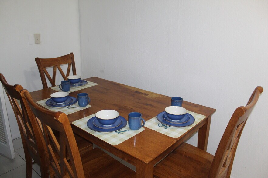 Building Photo - 4156 Inverrary Dr