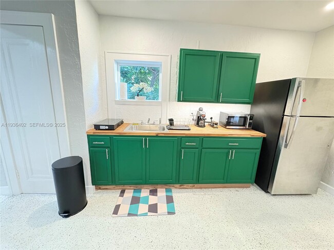 Building Photo - 1901 SW 9th St