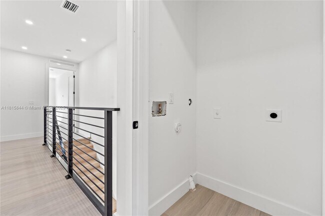 Building Photo - 740 NW 24th Ct