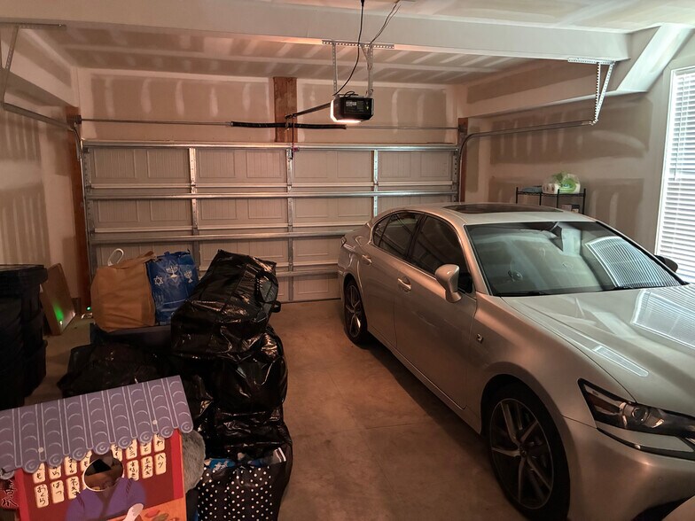 Building Photo - Room in Townhome on Billingshurst Wy
