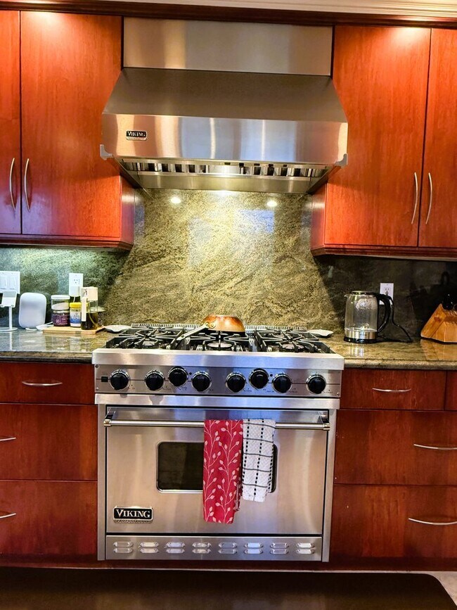 Building Photo - 4 bed, 2.5 bath top floor corner unit cond...