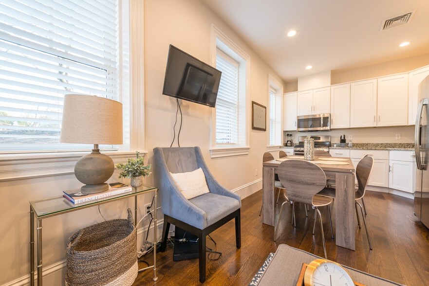 Building Photo - 2044 Beacon St