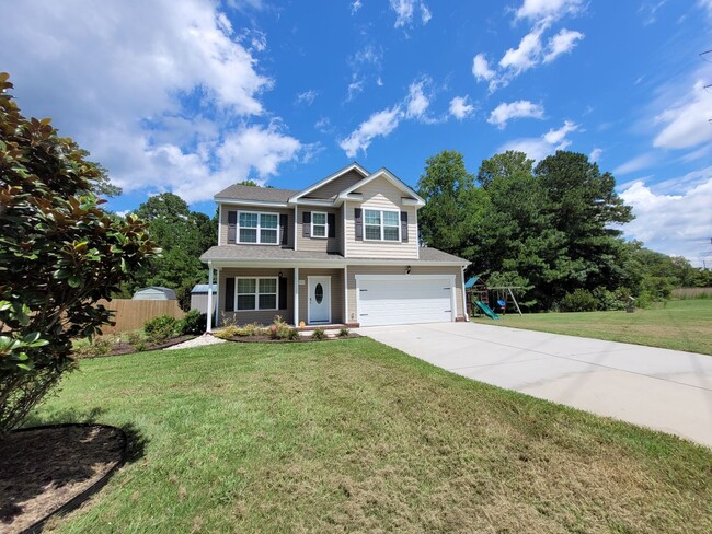 Building Photo - Beautiful 4 bedroom, 2.5 bath home on over...