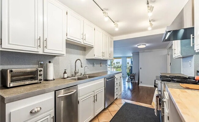 Building Photo - Luxurious Beverly Hills Penthouse Condo wi...