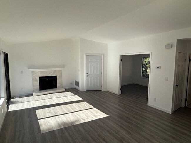 Building Photo - Renovated 2-Bedroom Condo in Martinez