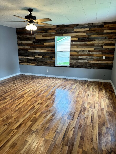Primary Photo - 107 Olive St