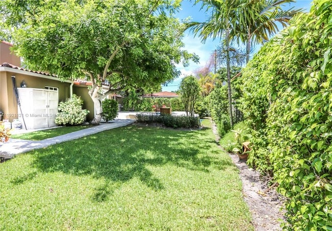 Building Photo - 1700 SW 14th Ave