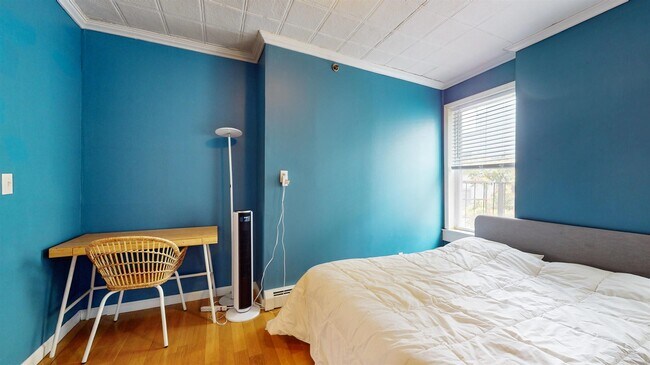 Building Photo - 466 Monmouth St