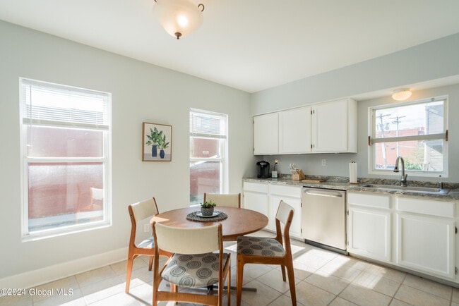 Building Photo - 9 Bolster Ln NE