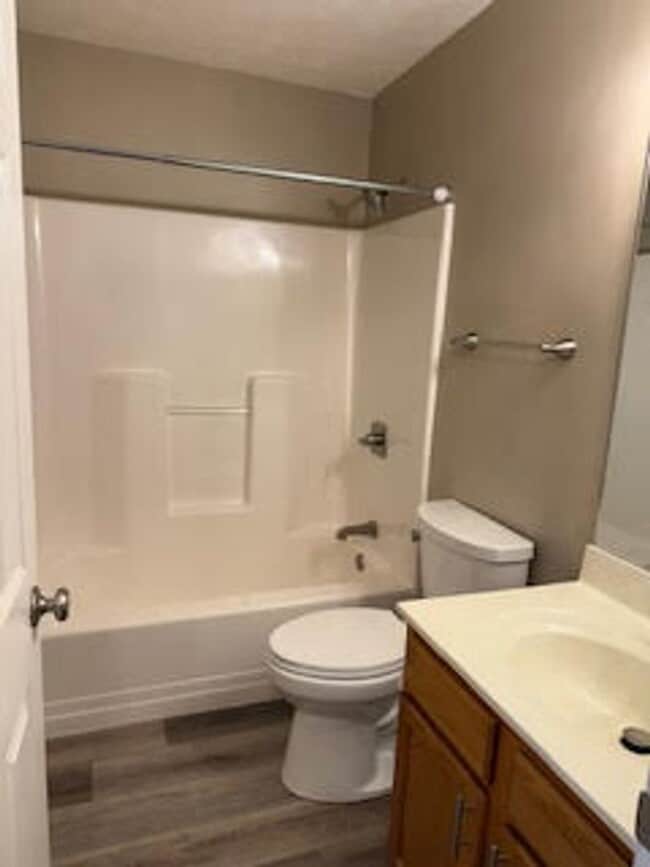 Building Photo - Knoxville 37934 - 2 bedroom, 2 bath condo - Contact Susan Niedergeses (865) 300-4722