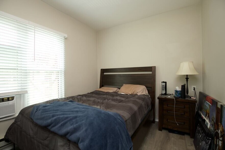 Building Photo - 724 W Roscoe St