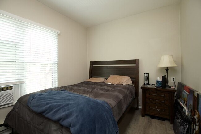 Building Photo - 724 W Roscoe St