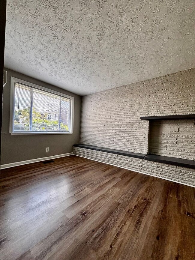 Building Photo - Spacious 3 bedroom 1.5 bath townhome with ...