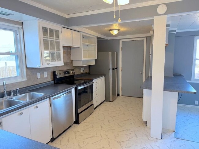 Building Photo - 305 N F St