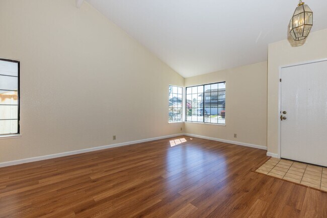 Building Photo - 4 bed/3 bath Single Family Home w/ large backyard!