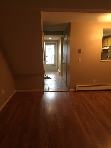 view of entrance hallway - 1417 Quinnipiac Ave
