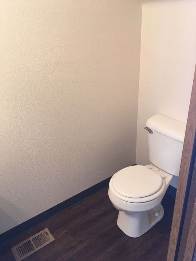 Building Photo - 2 Bedroom Townhome in SW Redmond!