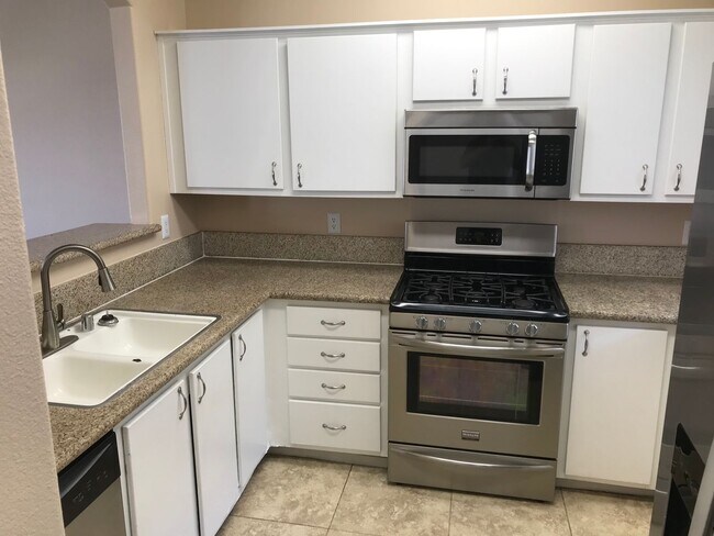 Building Photo - 2 bedroom 2 bathroom Condo