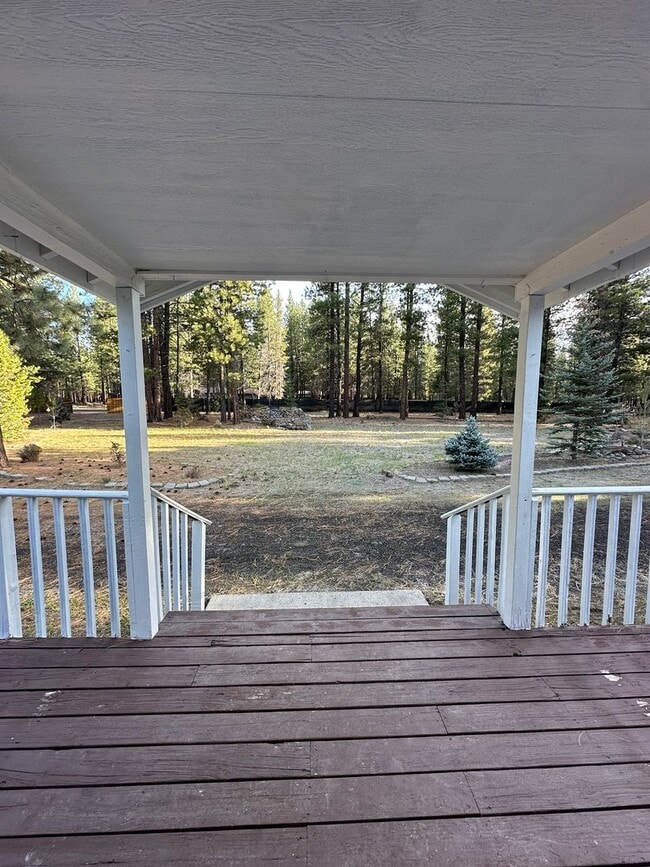 Building Photo - Adorable home in La Pine area, 1.5 acres fully fenced!!
