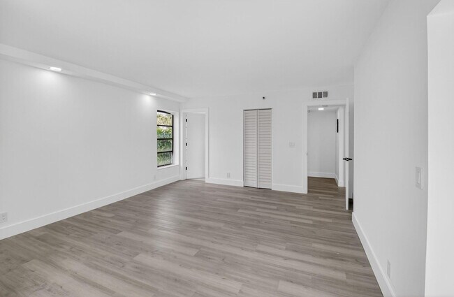 Building Photo - 14475 Strathmore Ln