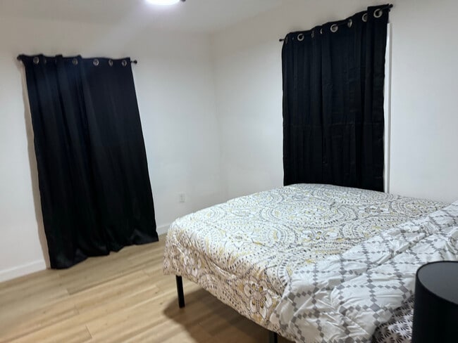 Building Photo - Room in House on Peeples St SW