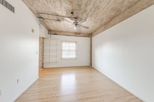 Building Photo - 1209 N Harvey Ave. 301