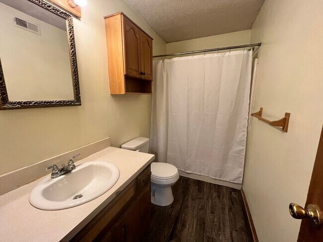 Building Photo - Clean & Ready 2 Bed/1Bath Condo-Northland!