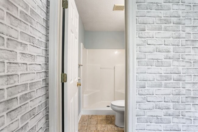 Building Photo - 2 Bedroom 2 Bathroom Gated Community